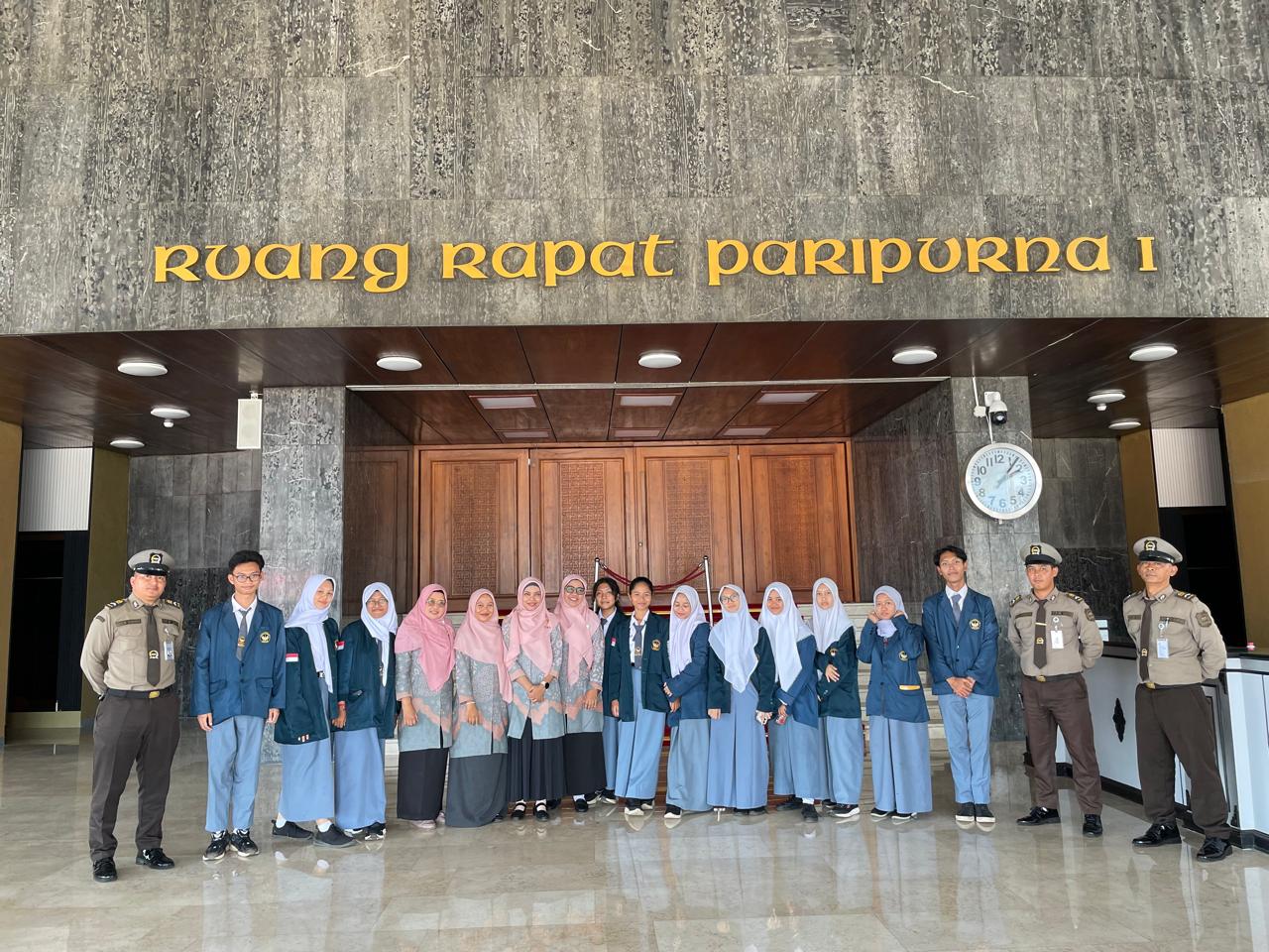 BERKUNJUNG KE SEMINAR MPR RI