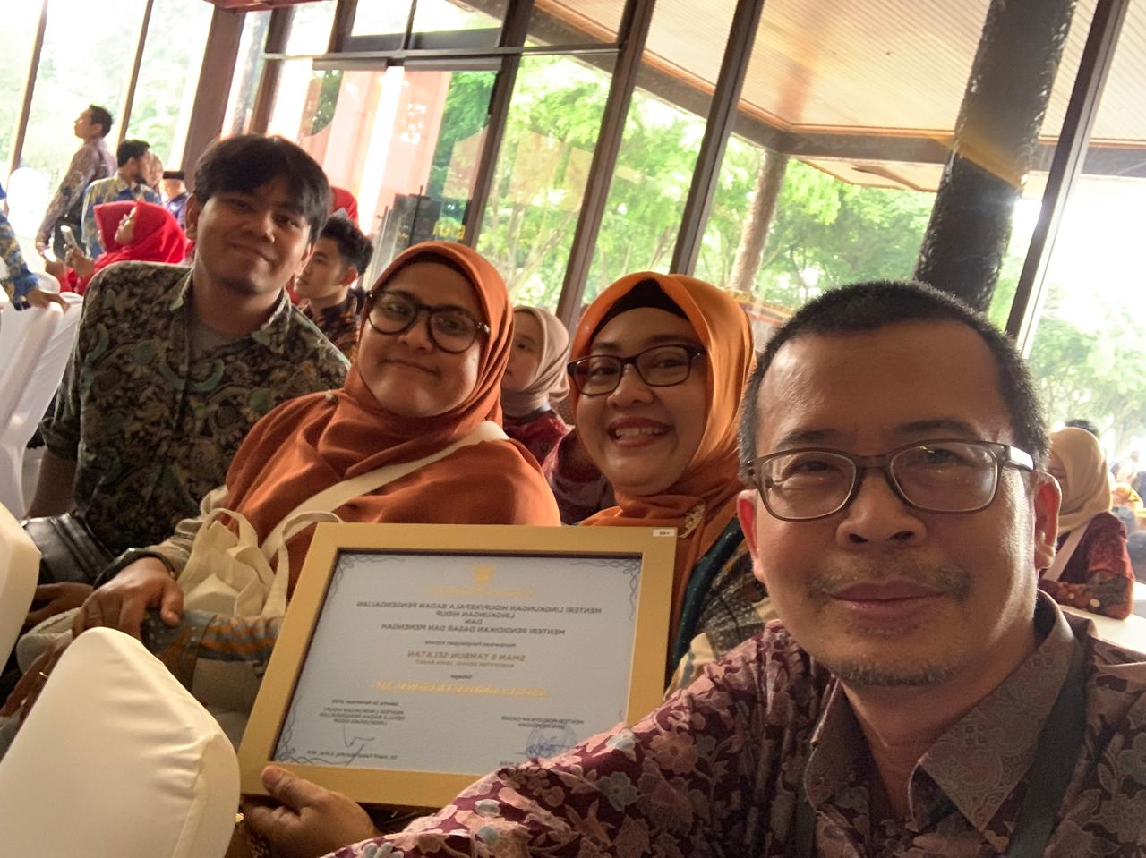 PENYERAHAN PENGHARGAAN  ADIWIYATA NASIONAL